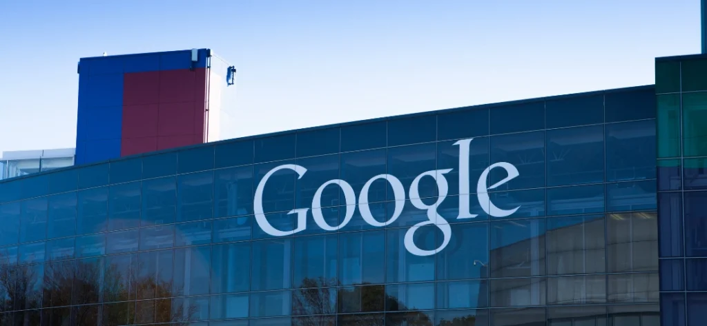Το κτίριο της Google με το λογότυπο της